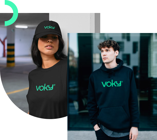 Tv&aring; modeller: En kvinna i en svart keps och en svart T-shirt med "Voky" tryckt p&aring; b&aring;da plaggen. En man i en hoodie med "Voky" tryckt p&aring; br&ouml;stet.